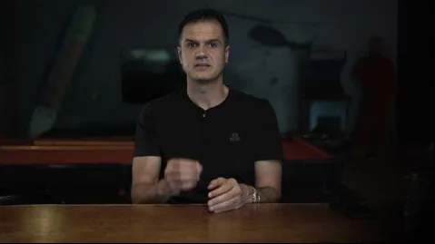 Quadro real da aula Como seu filho reage quando erra, com o Thiago falando para a câmera