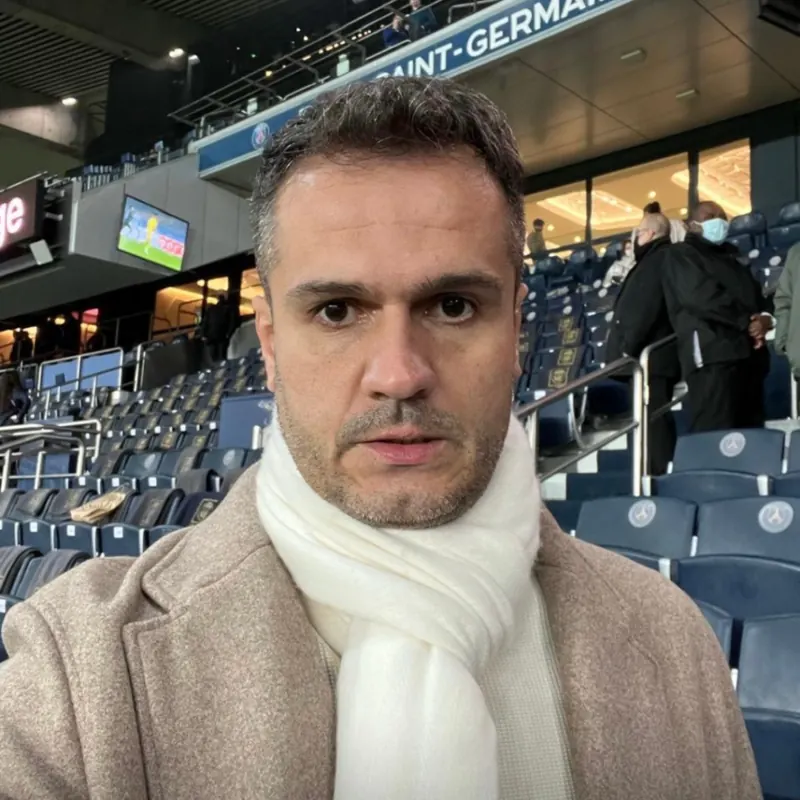 Thiago Taveira na arquibancada de um estádio
